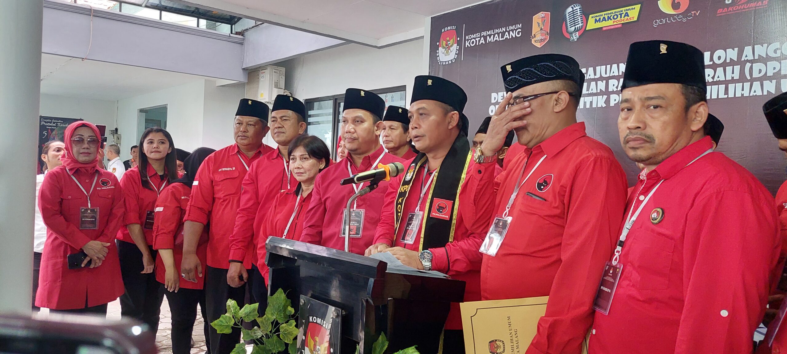 MADE PIMPIN DAFTARKAN 45 CALEG PDIP KE KPUD KOTA MALANG